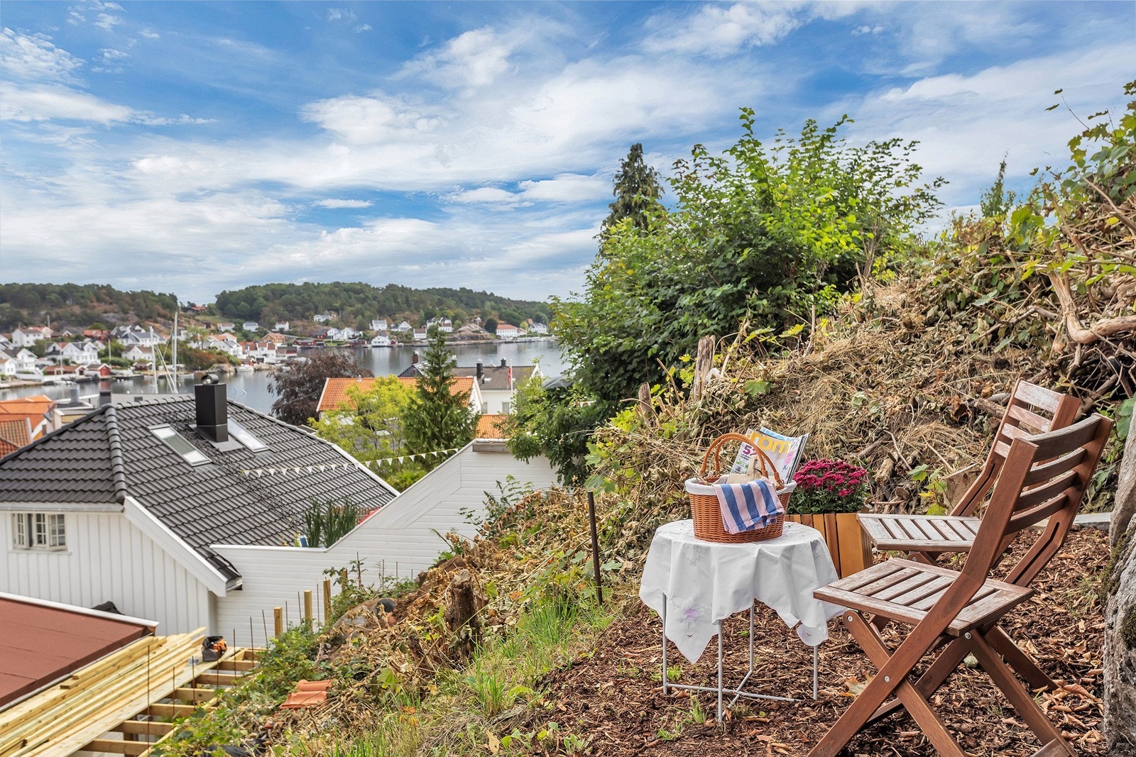 Fra den øvre delen av tomten åpner det seg flott utsikt over Grimstad sentrum og sjøen. Galleribilde