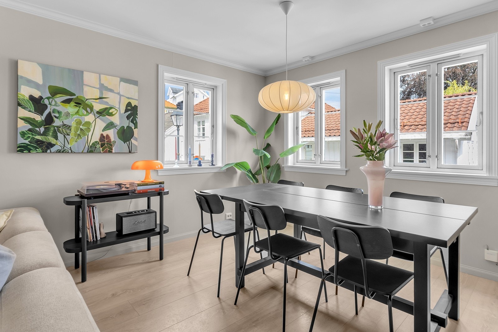 Spiseplassen har god plass til en romslig spisegruppe. Galleribilde