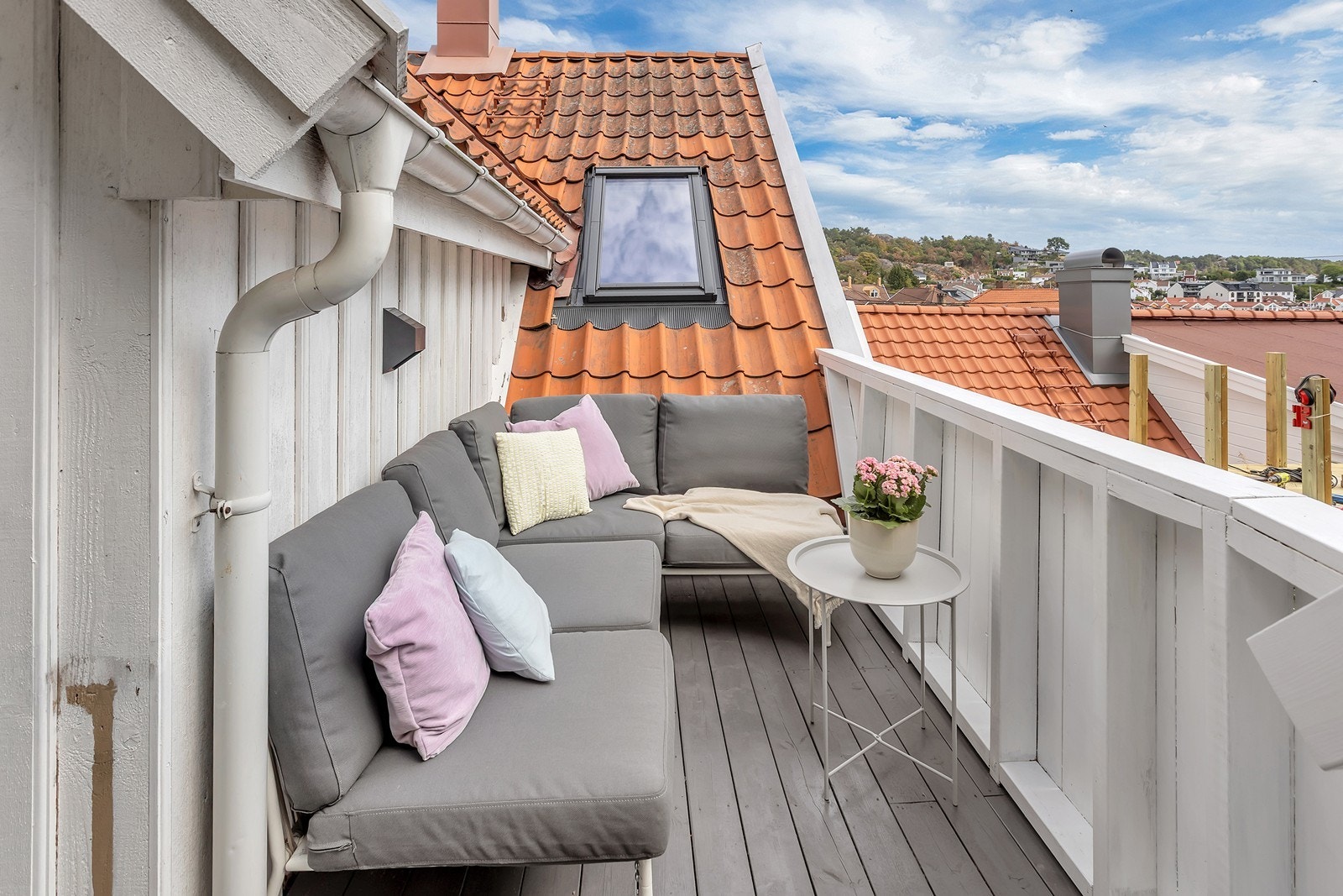 Hyggelig veranda med plass til sittegruppe og fint utsyn over den omkringliggende bebyggelsen. Galleribilde