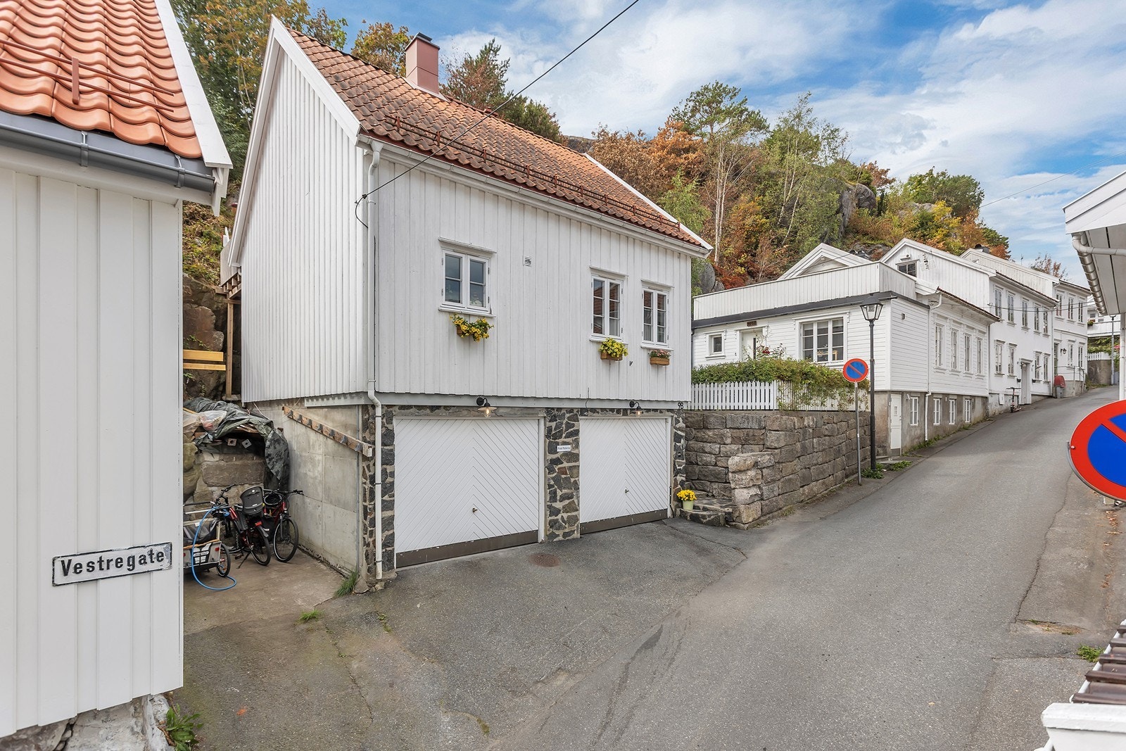 En sjarmerende og oppgradert enebolig med svært sentral beliggenhet midt i Grimstad sentrum. Galleribilde