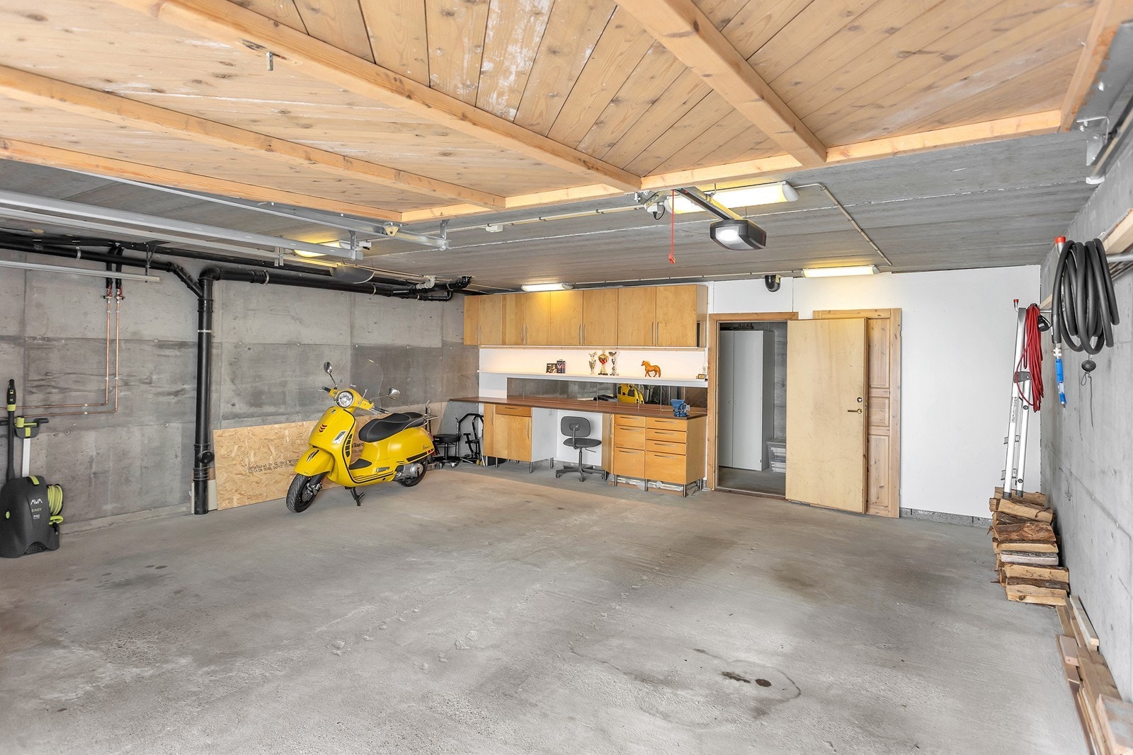 Romslig dobbelgarasje med god plass til parkering, oppbevaring og praktisk bod i bakkant. Galleribilde