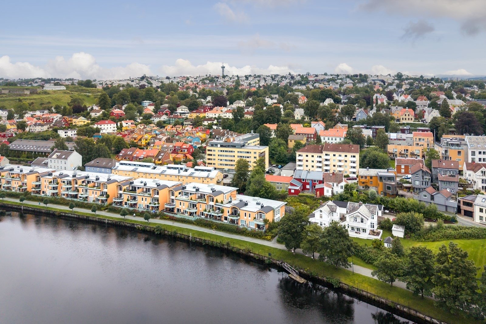 Det er også kort vei opp til Festningen og Festningeparken. Galleribilde