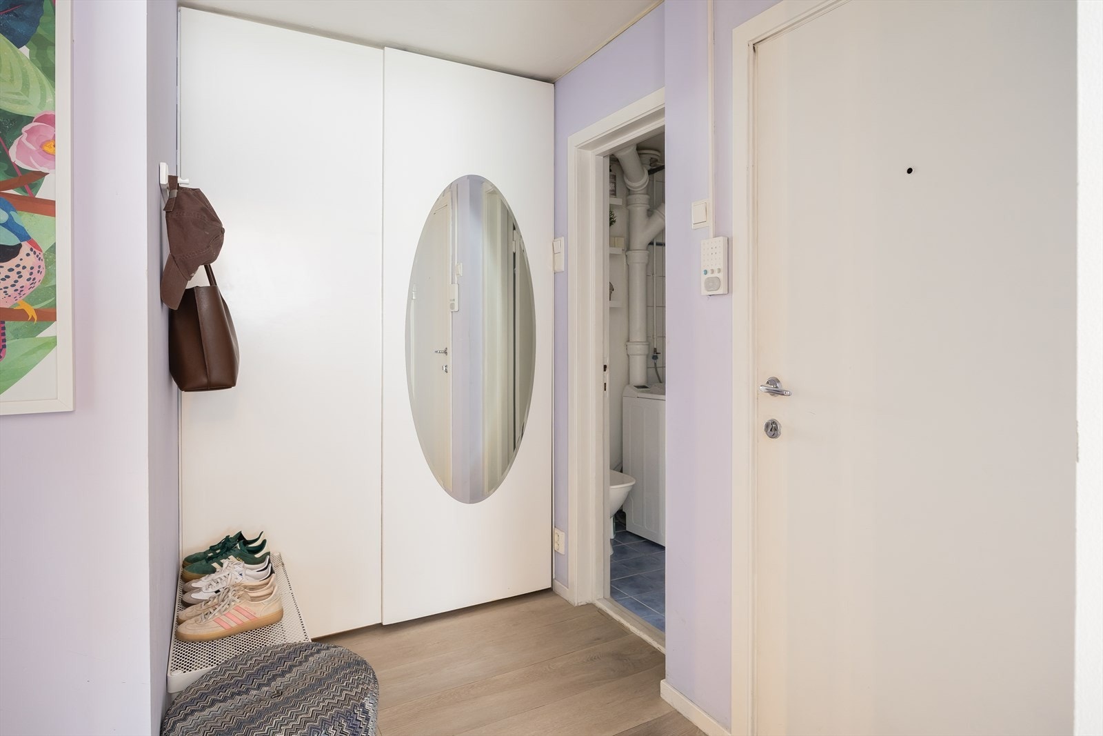Det er også satt inn en praktisk skyvedørsgarderobe som også medfølger handelen. Galleribilde
