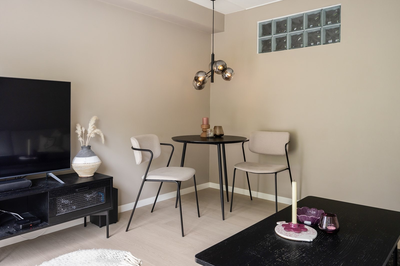 I stuen er det god plass til sofagruppe og et koselig spisebord. Galleribilde