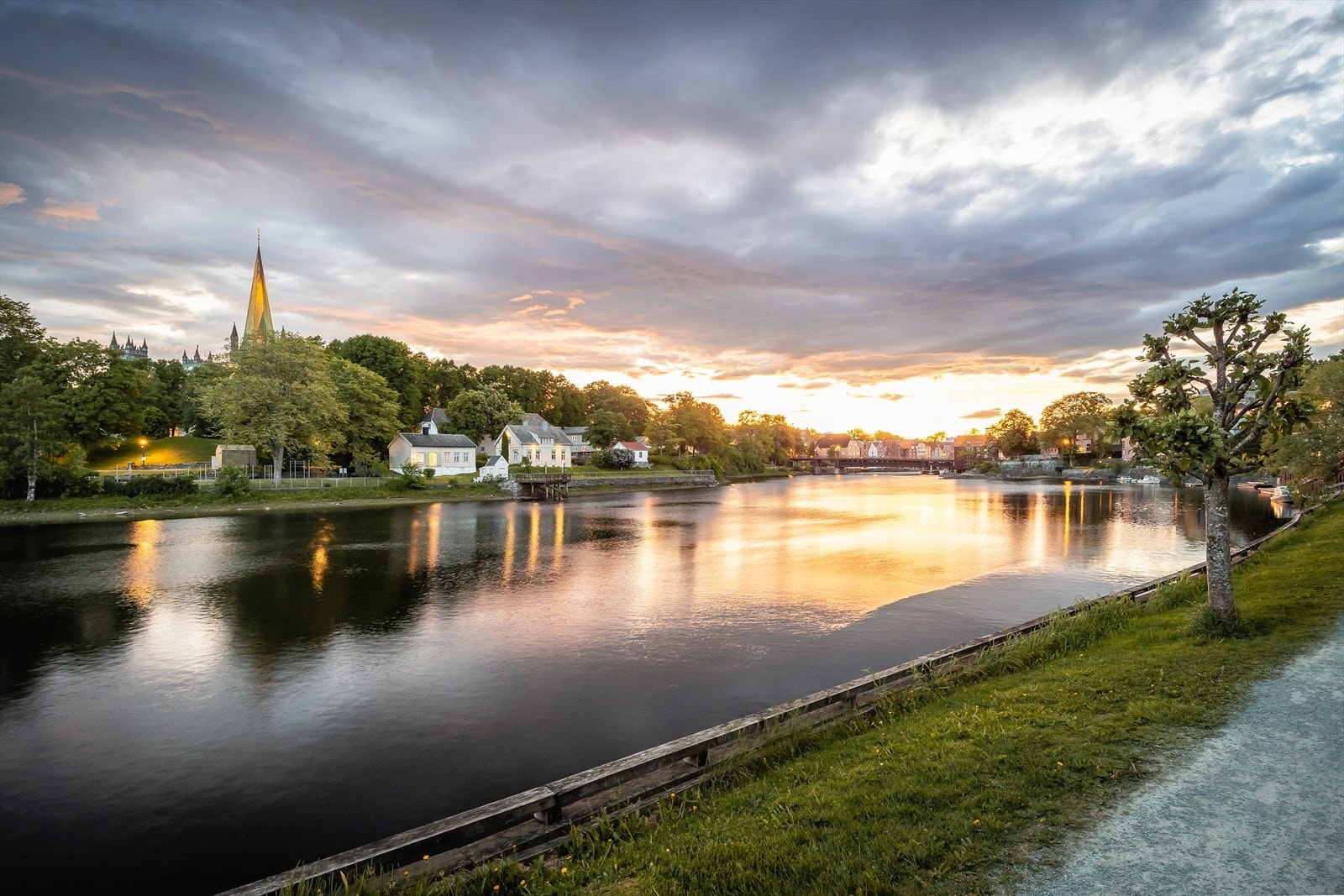 Rett nedenfor ligger vakre Nidelva. Langs elvepromenaden og Nidelva er det flotte turstier hvor man kan gå ulike runder rundt i sentrum av Trondheim. Galleribilde