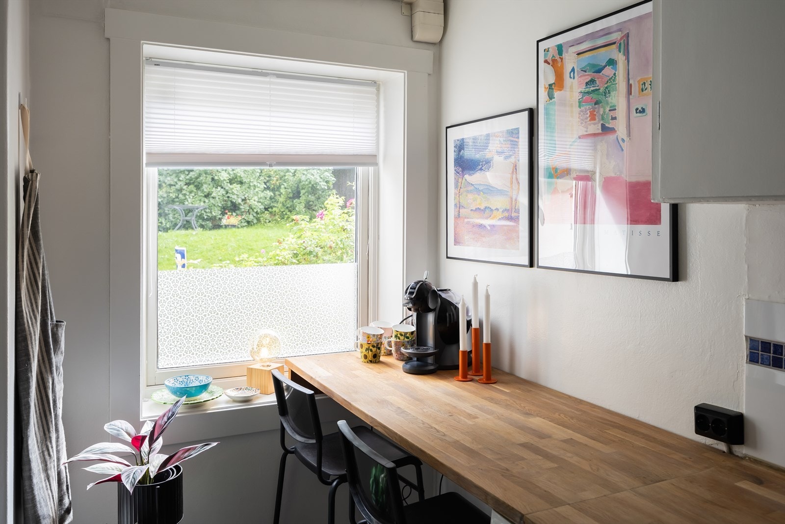 Ved vinduet er det plass til en koselig frokostkrok. Galleribilde