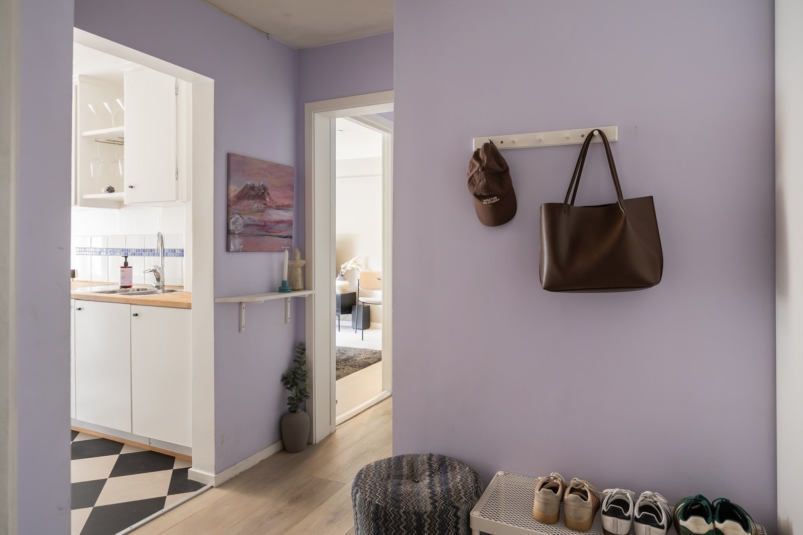 I tillegg disponerer leiligheten to boder på henholdsvis 3 og 2 m² i kjeller, samt en bod på loftsetasjen. Galleribilde