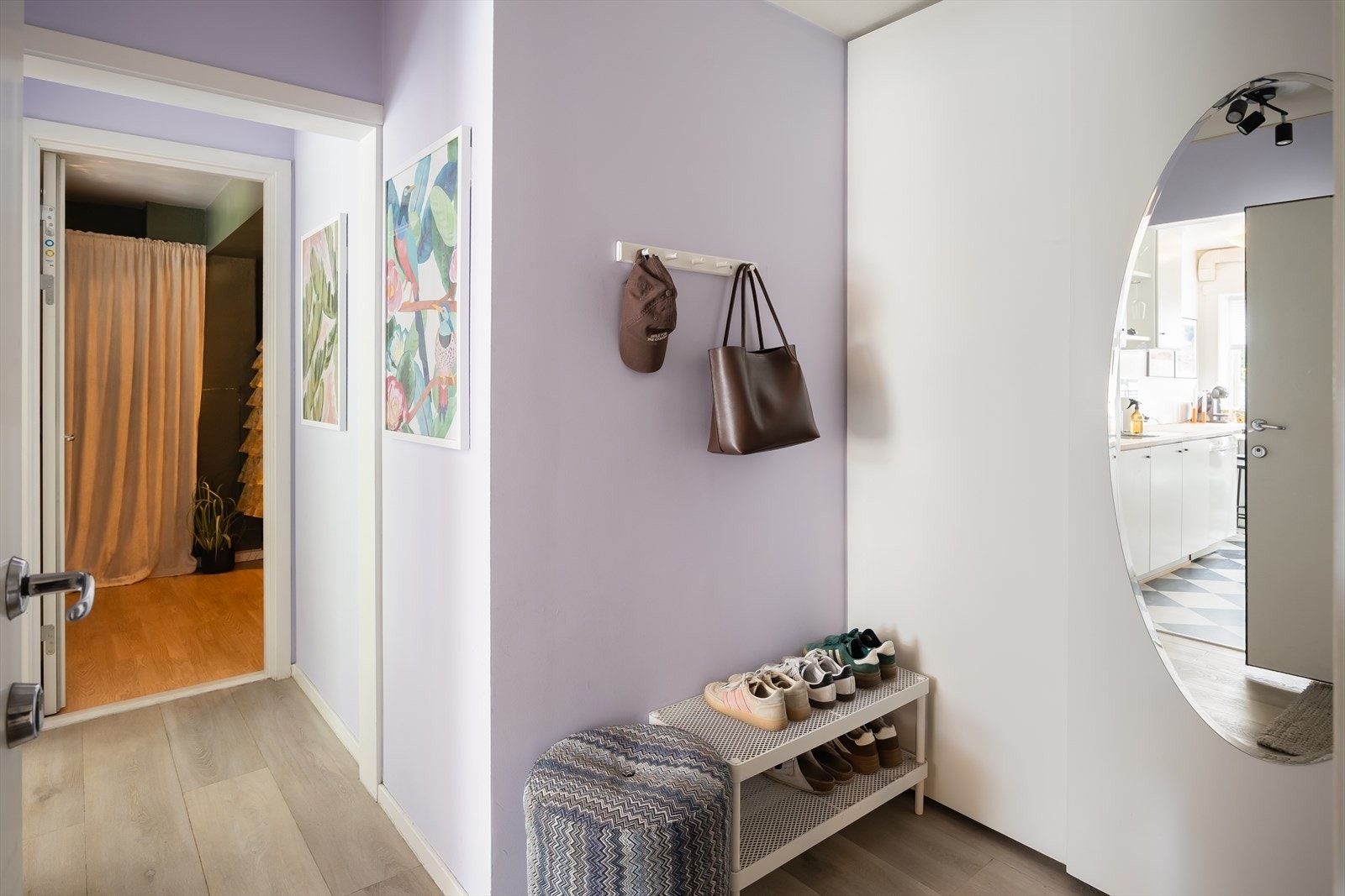 Praktisk entré på gode 6,5 m² med god plass til oppbevaring av sko og yttertøy. Galleribilde