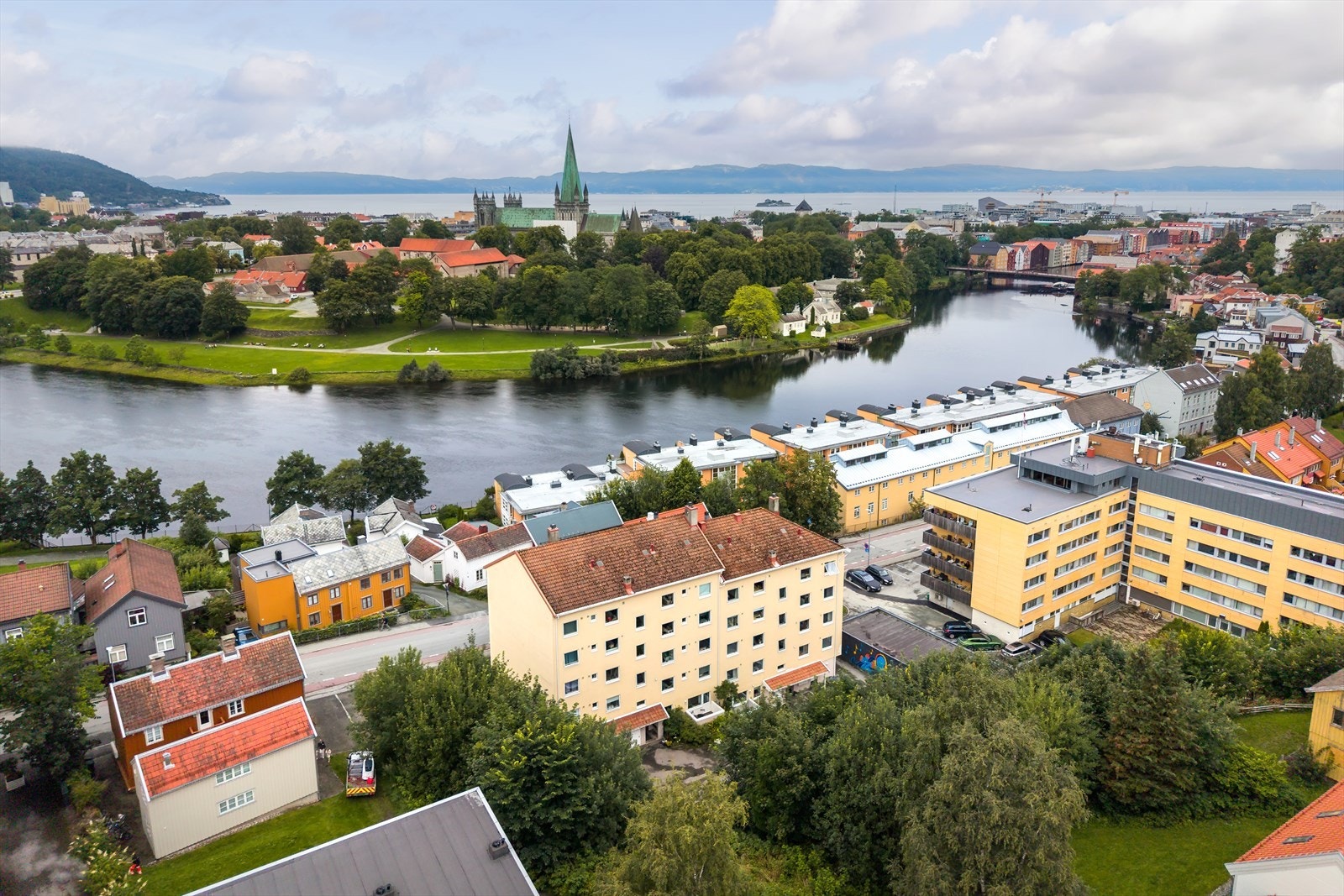 Leiligheten ligger fint og det er kort vei til "alt" du trenger i hverdagen. Galleribilde