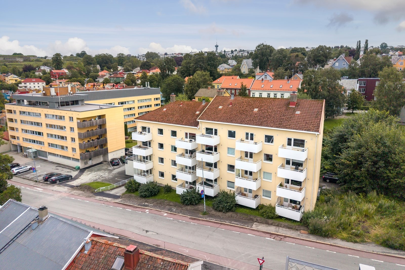 Det er mulig å søke om parkeringsplass til styret, plasser fordeles etter ansiennitet i borettslaget. Galleribilde