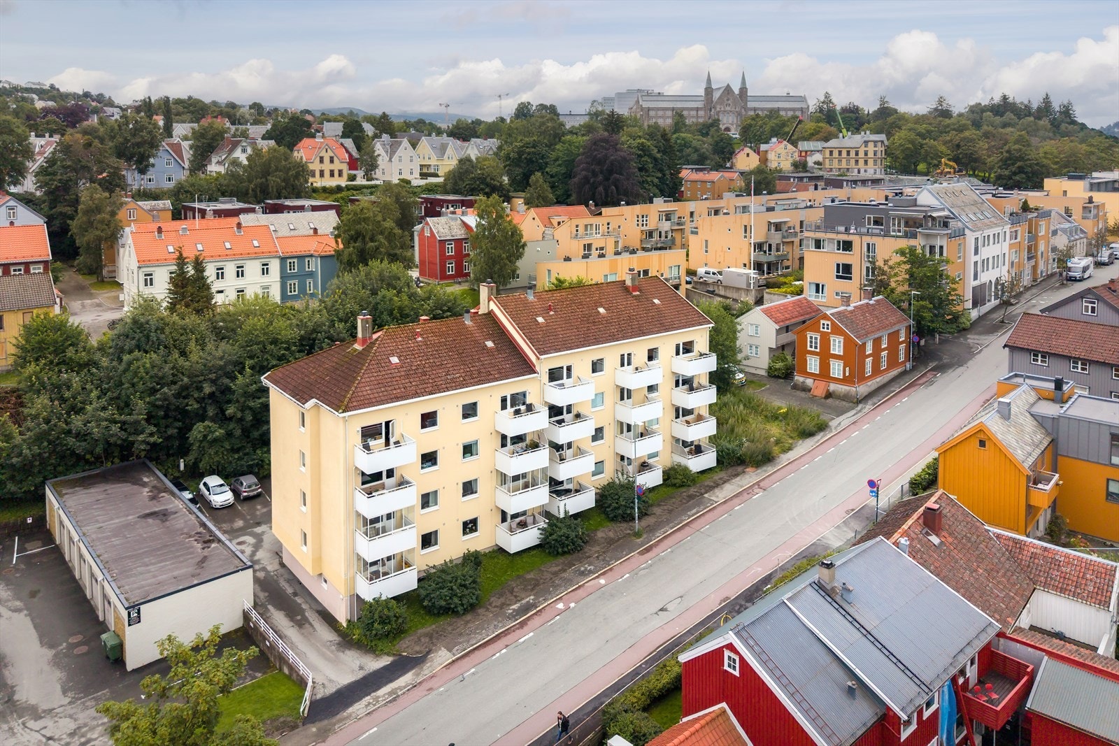 Leiligheten ligger i et koselig og veldrevet borettslag. Det er blant annet foretatt piperehabilitering i 2025 og rørfornying i 2026. Galleribilde