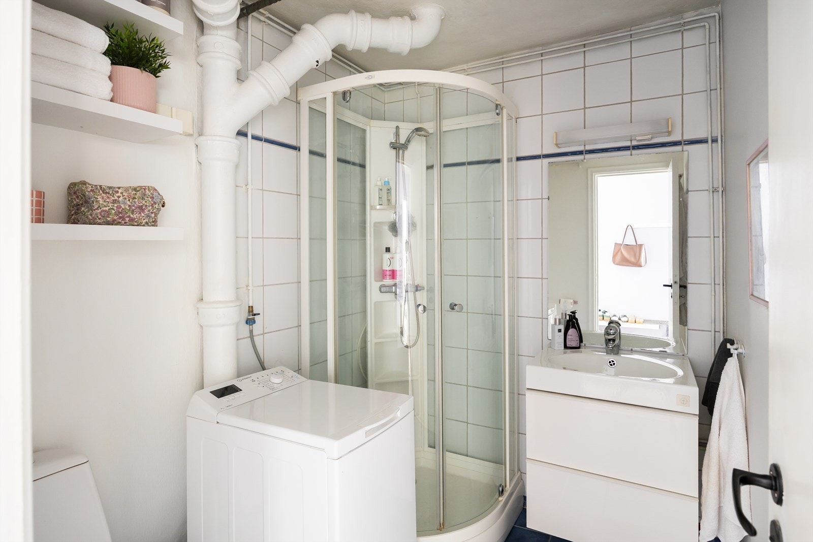Pent flislagt bad på 3,5 m² som ble oppgradert i 2006. Det er opplegg til vaskemaskin på badet. Galleribilde