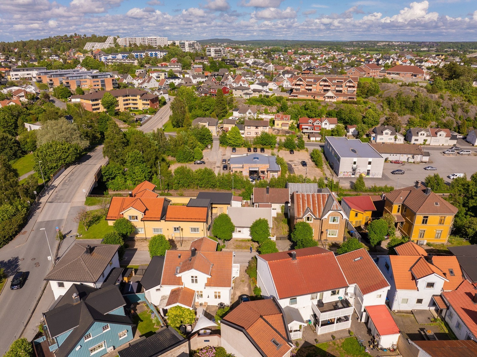 Det er gateparkering etter områdets bestemmelser, samt parkering i egen gårdsplass. Galleribilde