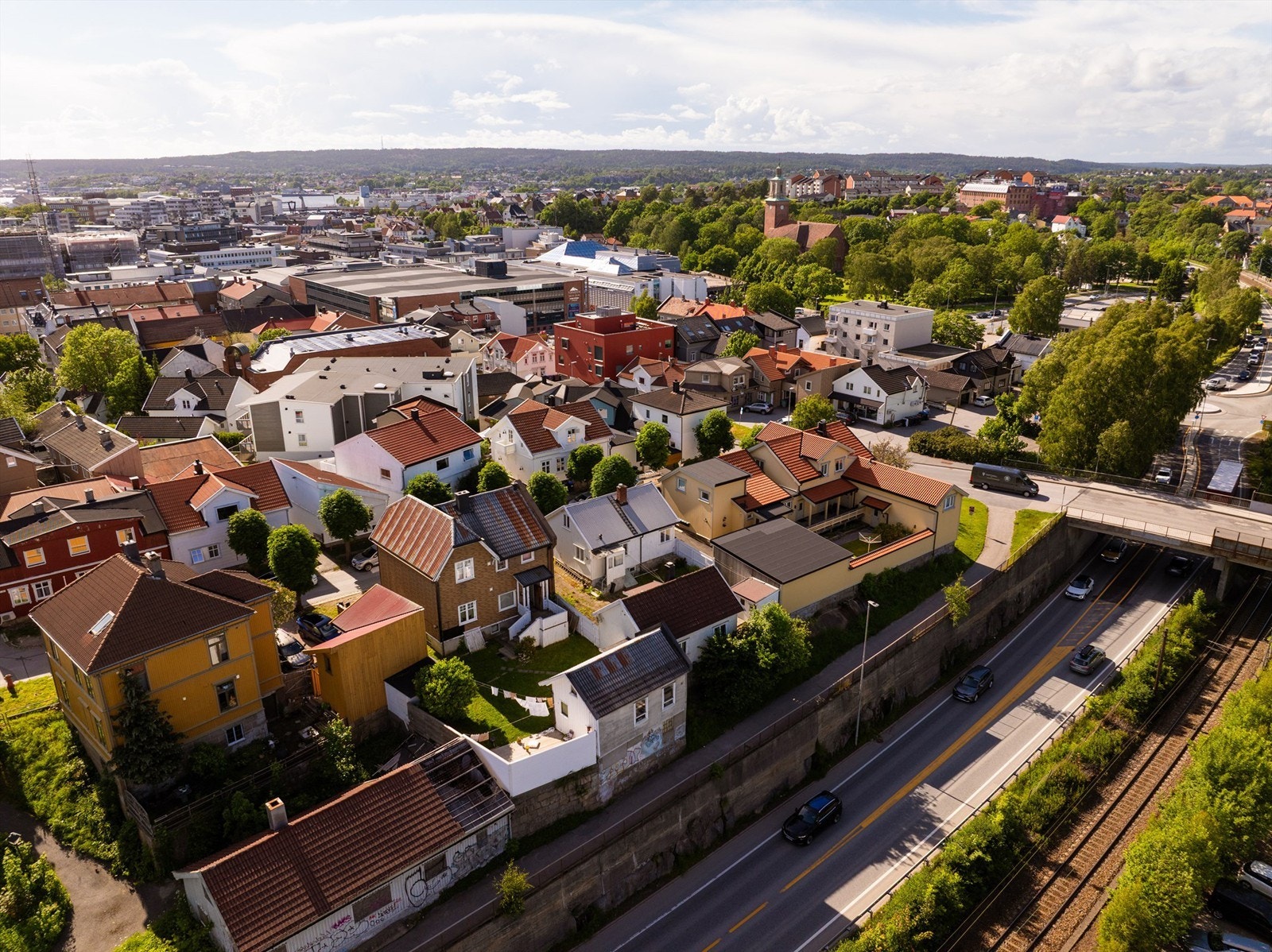 Attraktiv og sentrumsnær beliggenhet med kort vei til butikker, kollektivtransport og øvrige servicetilbud. Galleribilde