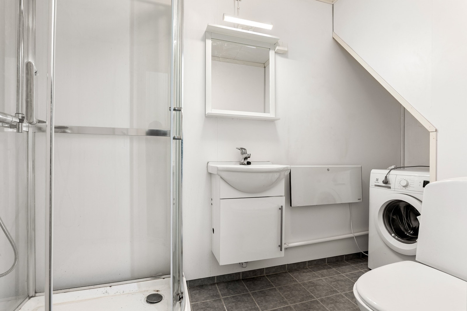 Badet ble renovert i 2017 og er utstyrt med dusjkabinett, servantinnredning og opplegg for vaskemaskin. Galleribilde