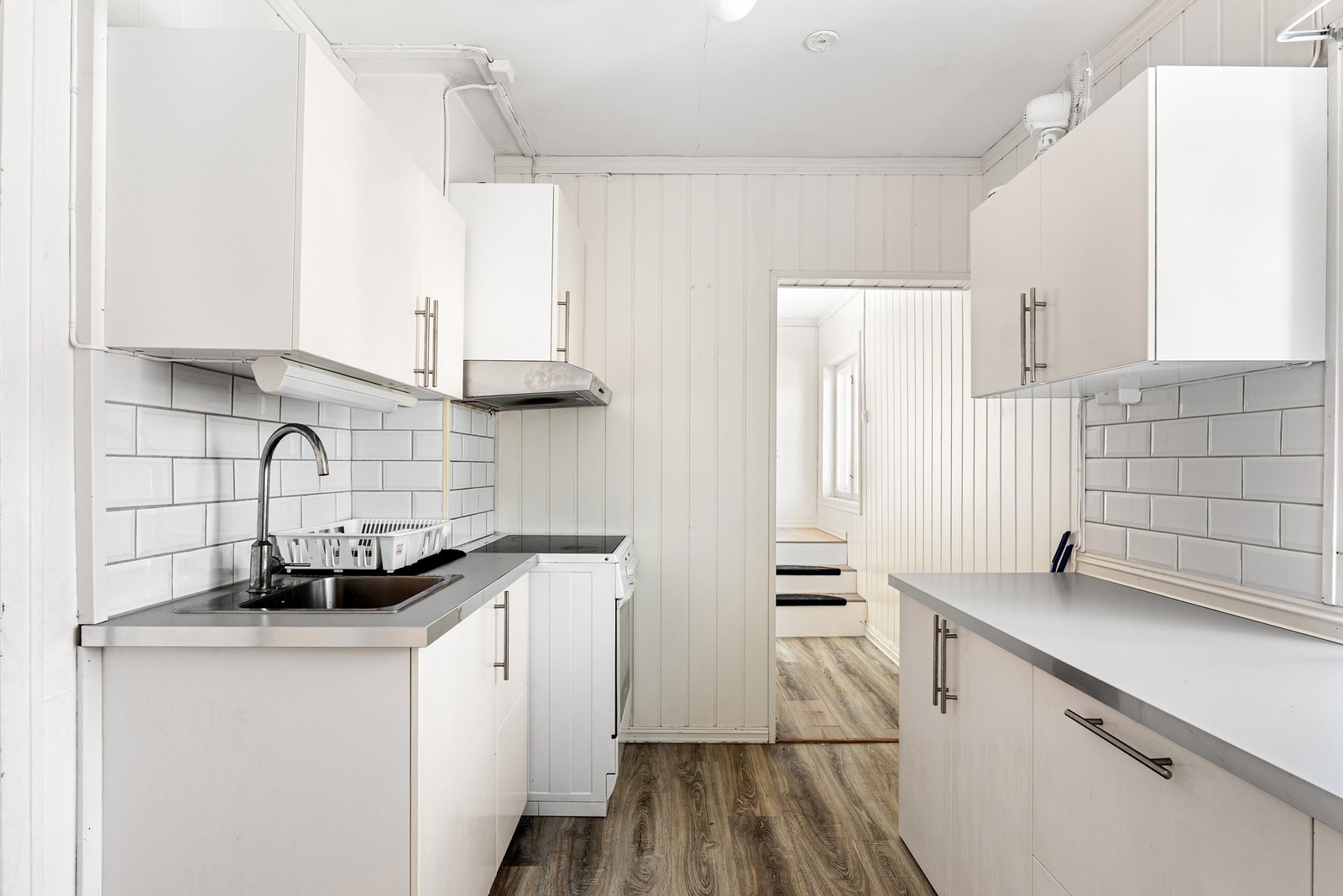 Boligen har et nyere kjøkken med lys innredning og laminert benkeplate. Ventilator har avtrekk via skorstein. Galleribilde