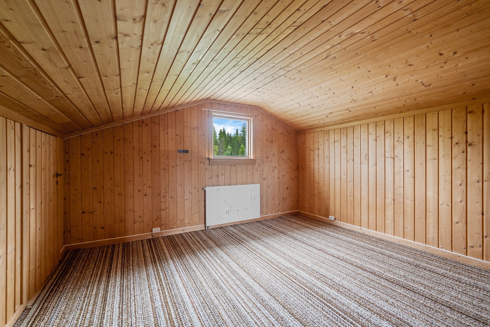 Innredet rom på loftsetg. - her er det mulighet for for eksempel lekerom, hjemmekontor eller gjesterom Galleribilde