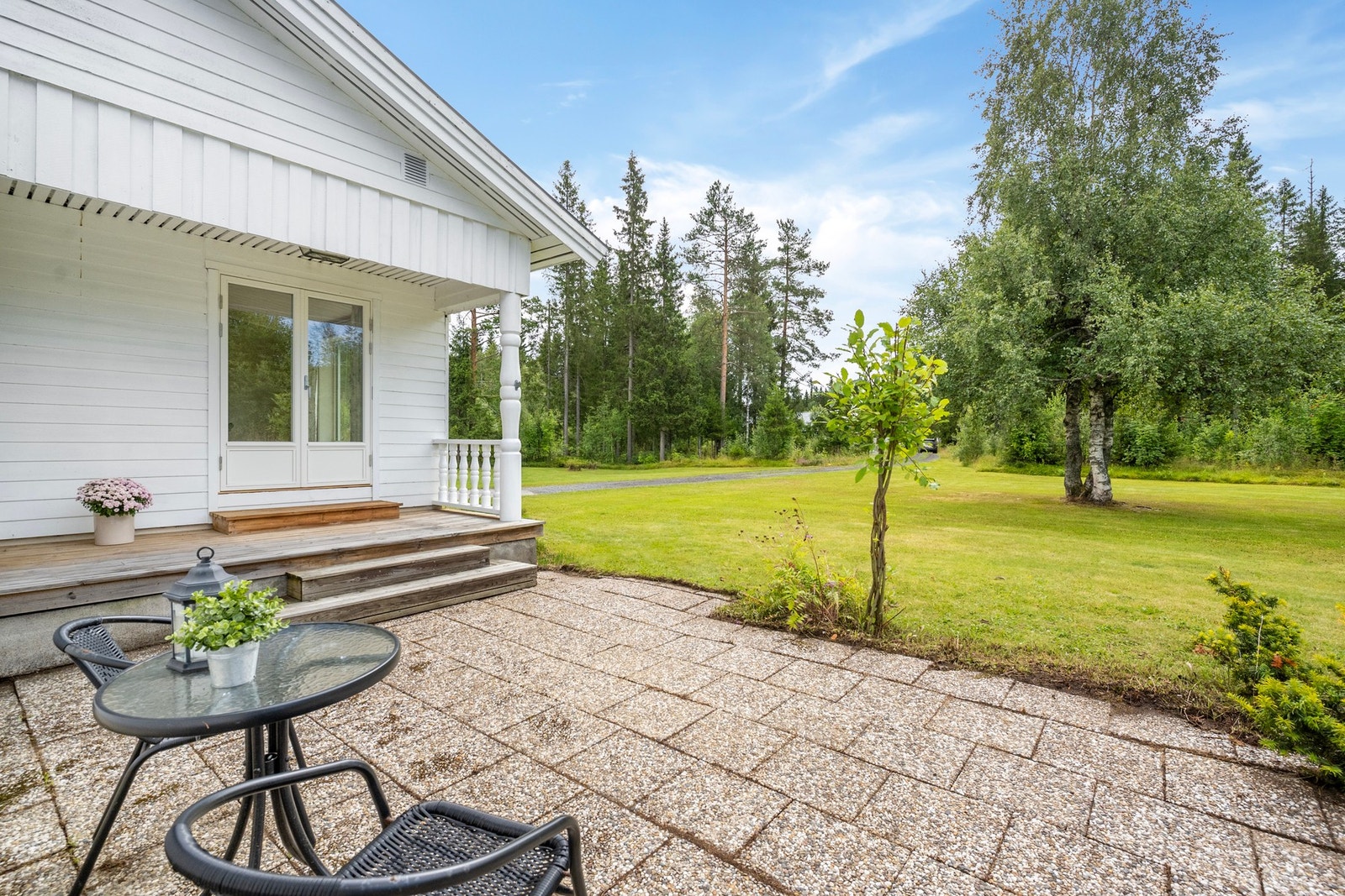 Stor flat tomt med plen og beplantning - noe naturtomt Galleribilde