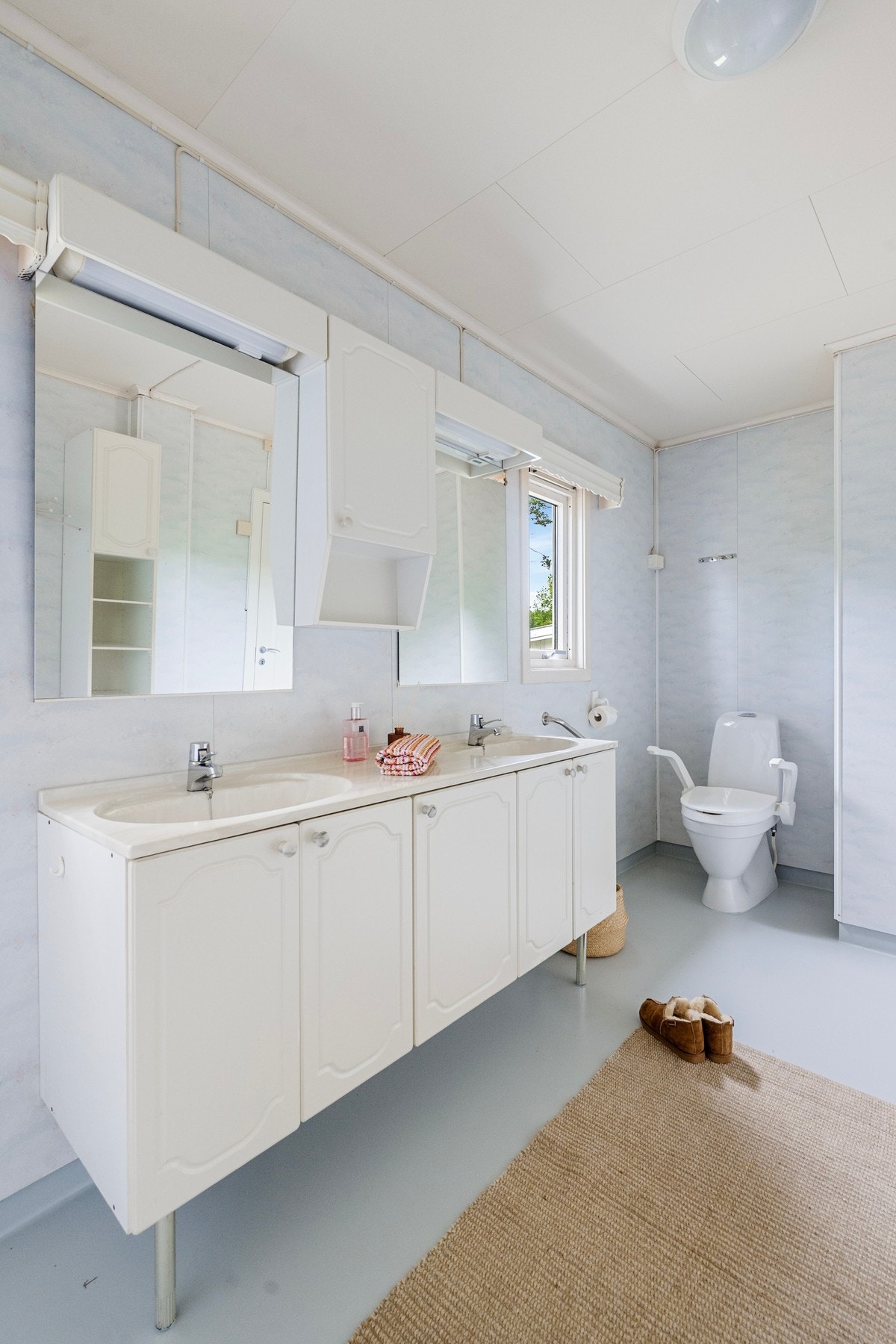 Bad/wc med lyse overflater Galleribilde