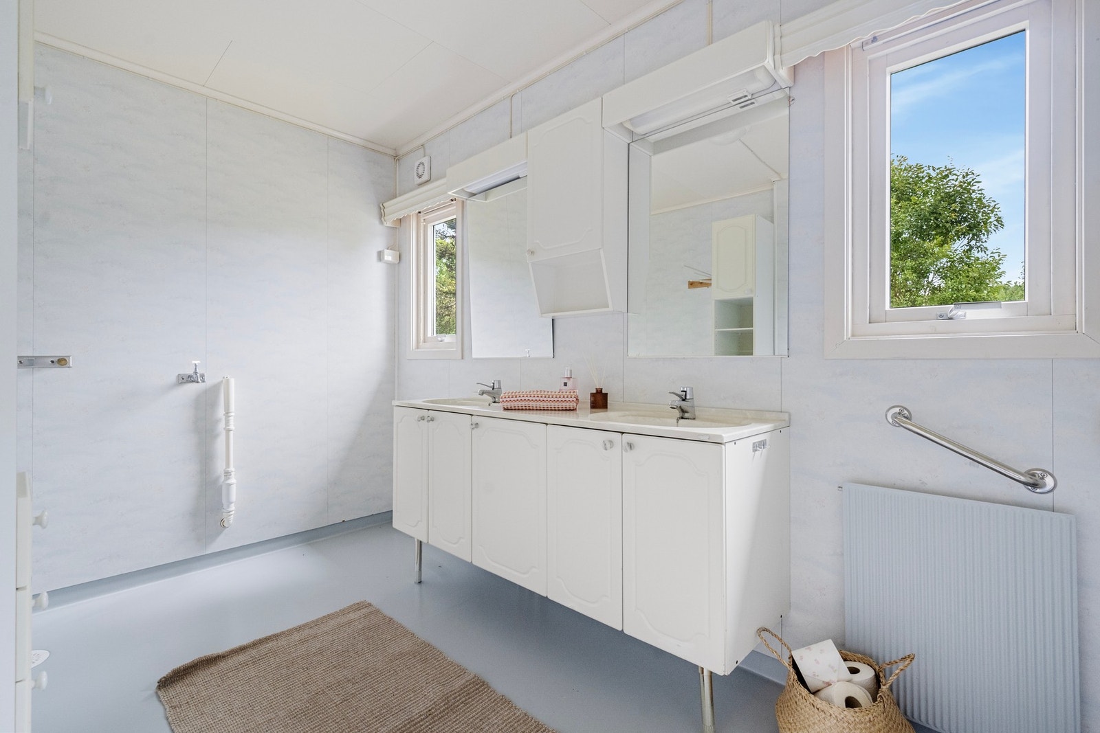 Innredning med 2 servanter og godt med skapplass på badet Galleribilde