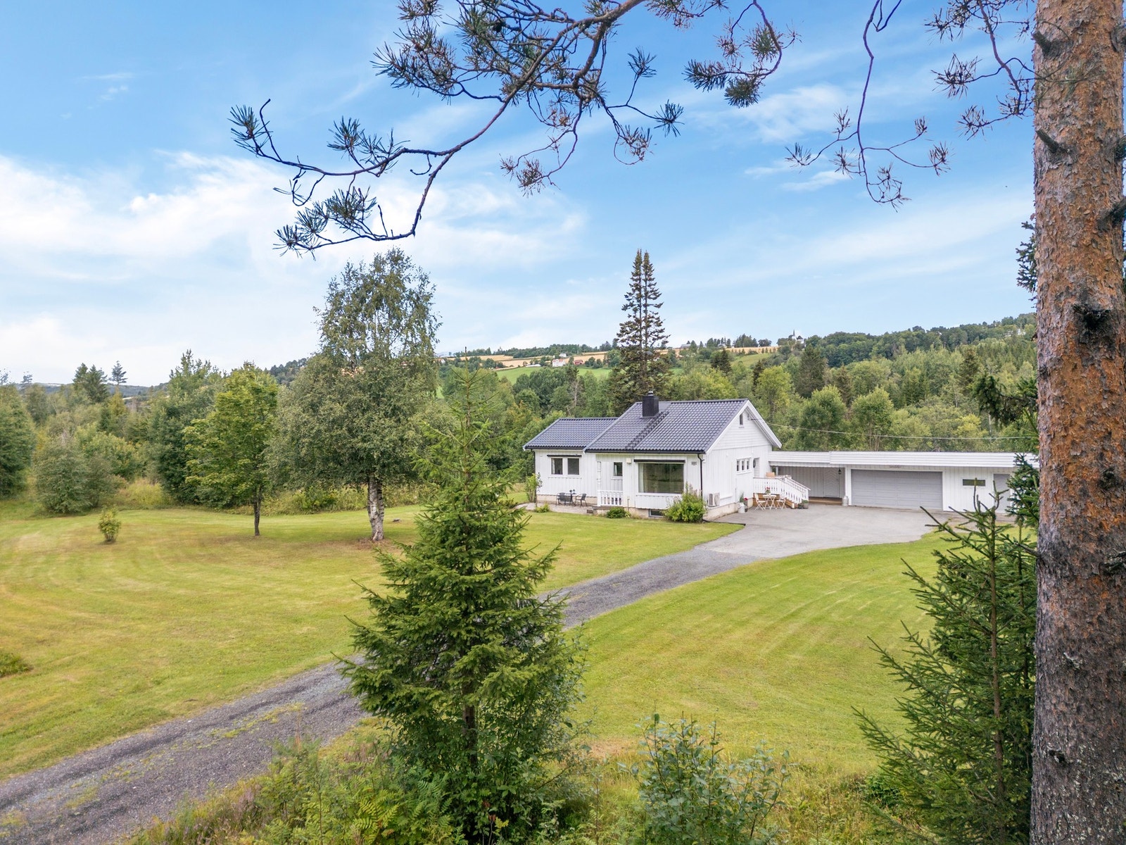 Stor tomt - velholdt eldre bolig - stort uthus - velkommen til Odnesvegen 695! Galleribilde