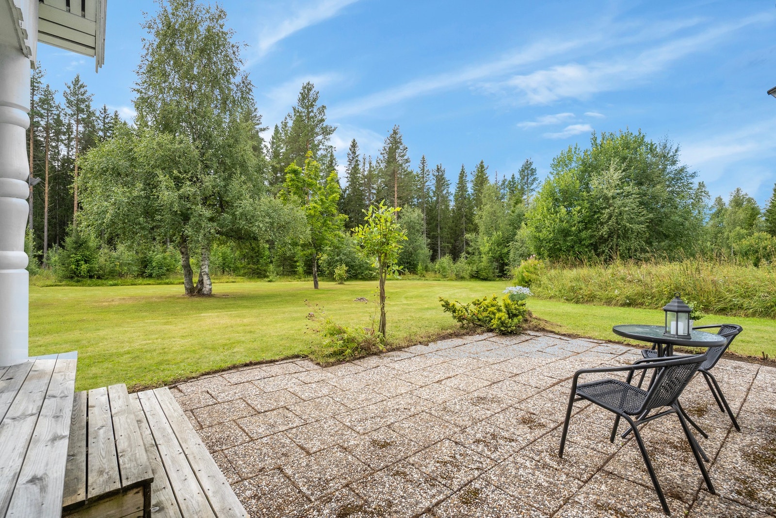 Stor hellelagt terrasse med utgang fra stua Galleribilde