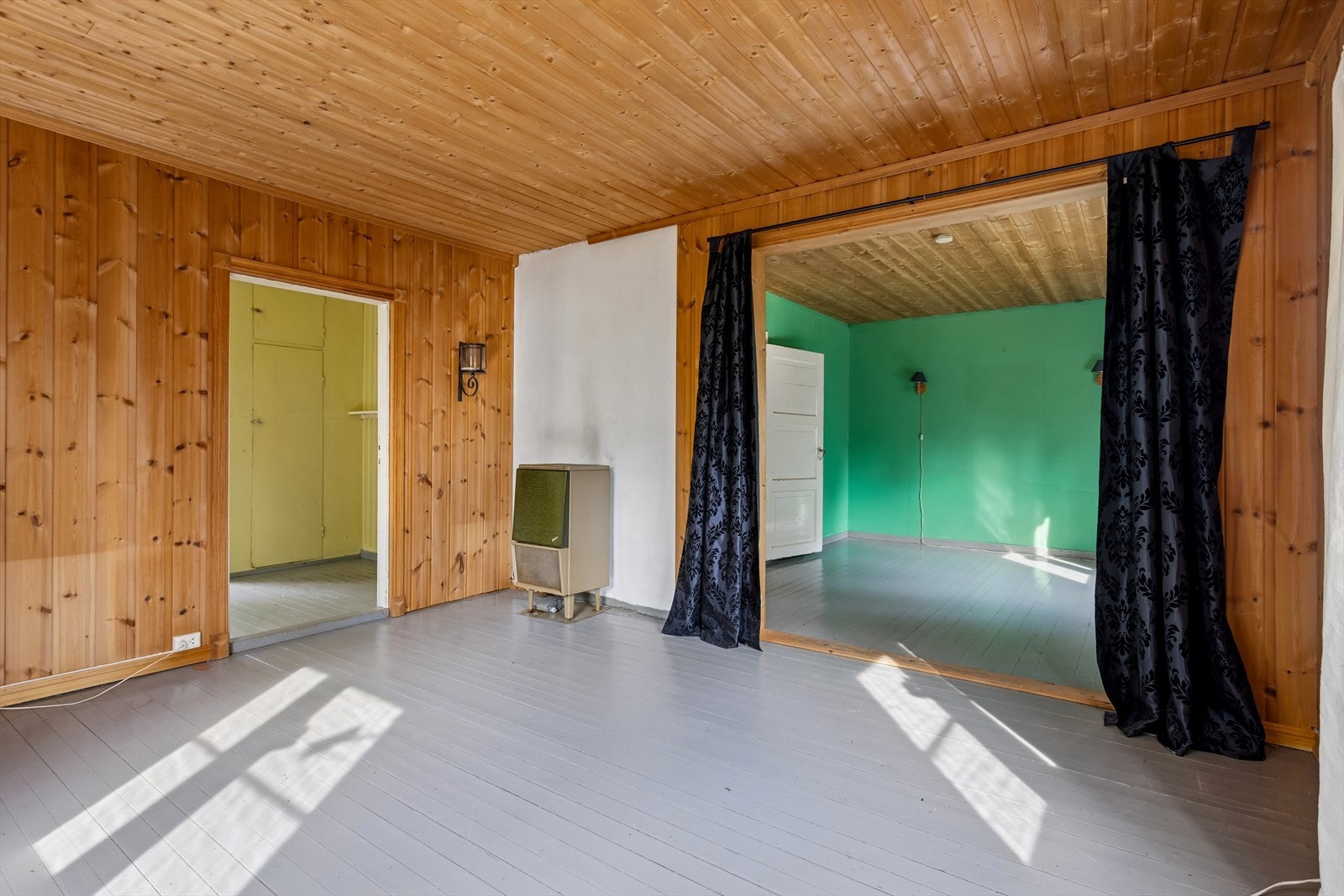 To-delt stue med plass til spisestue og sofagruppe. Galleribilde