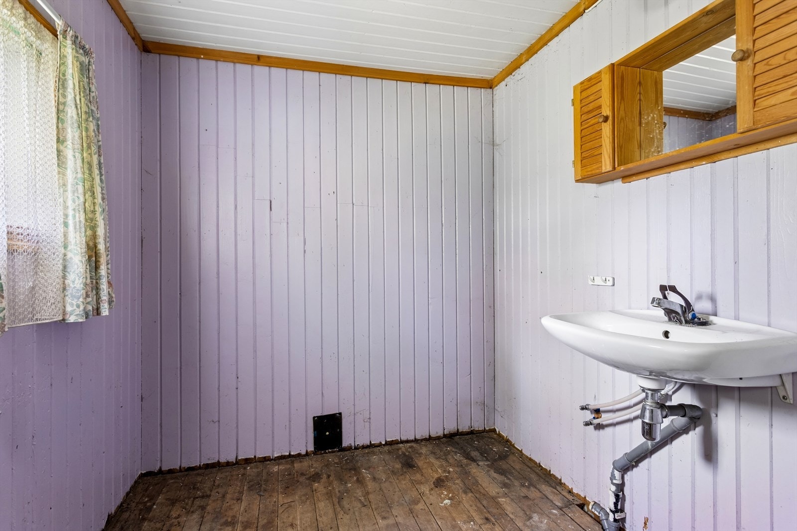 Rom med servant. Det er ikke innlagt vann og avløp. Galleribilde