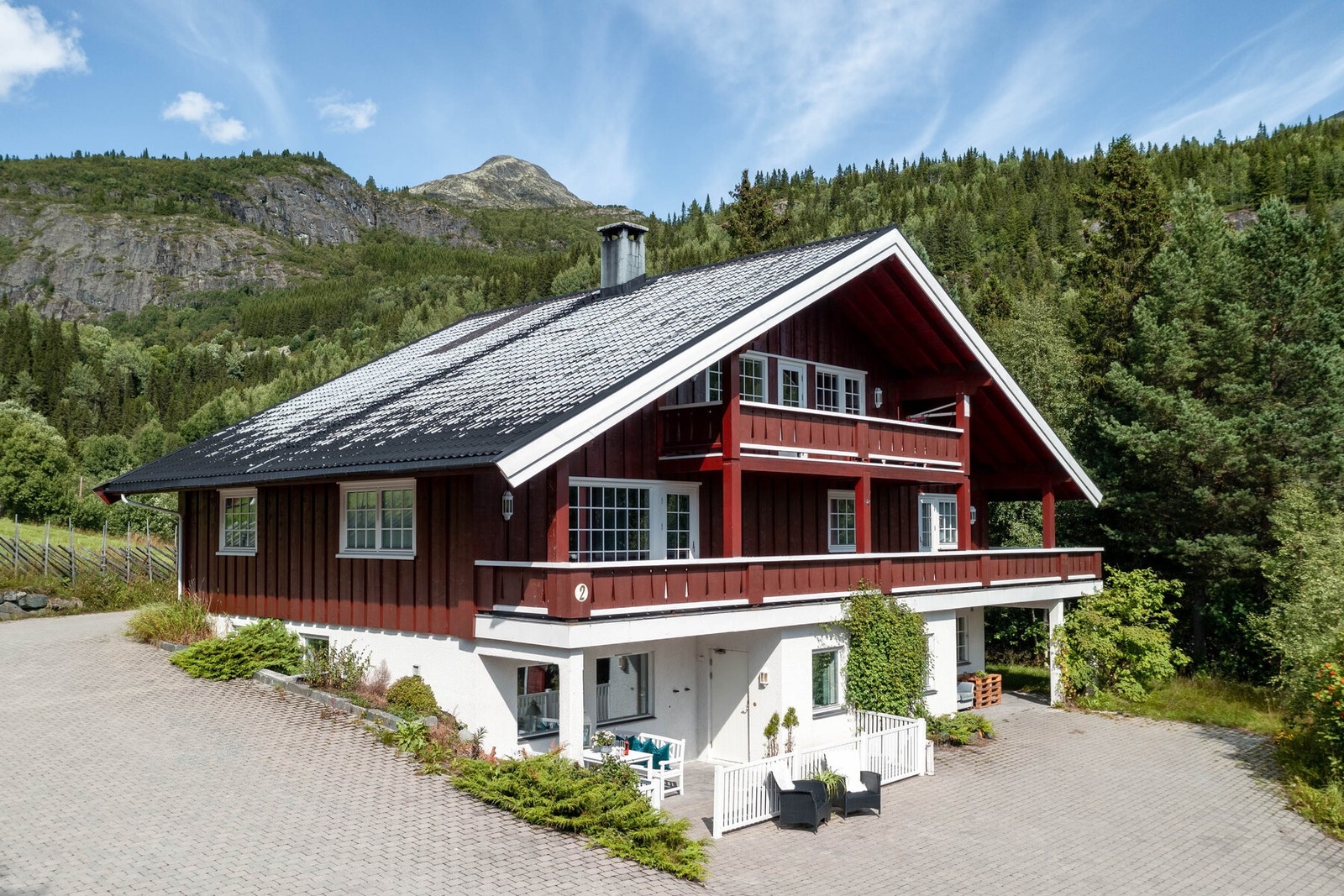Eiendommen ligger fint til i terrenget, med utsyn mot den karakteristiske Hemsedalsnaturen. Galleribilde
