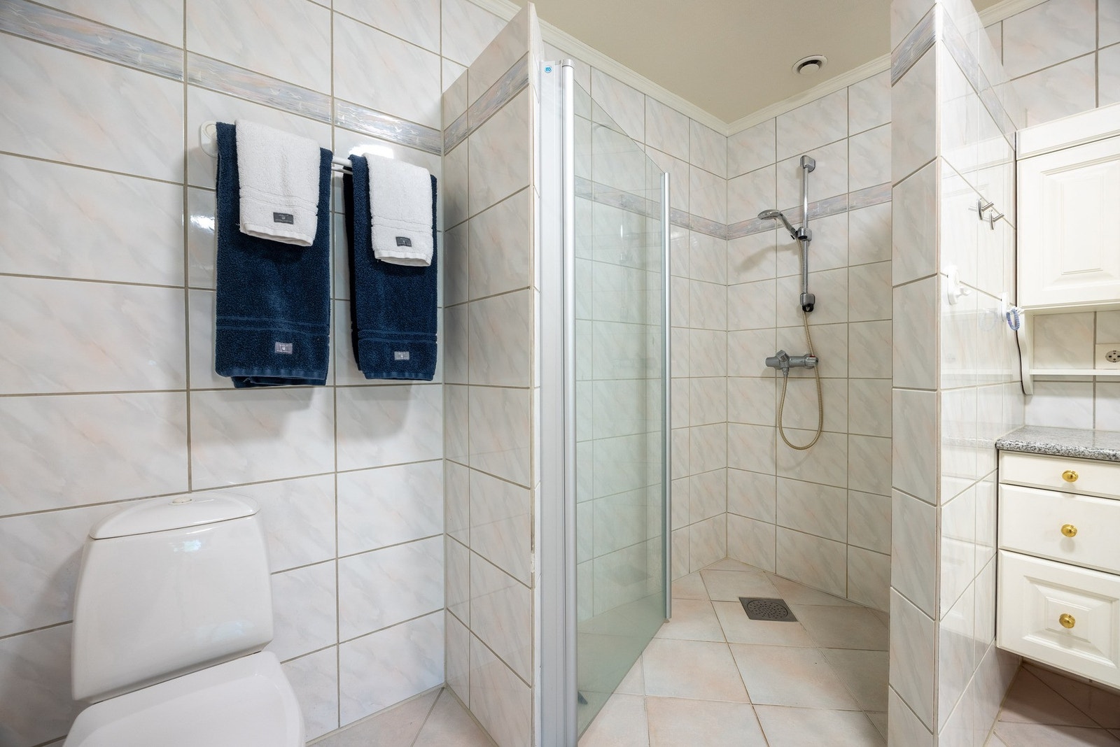 Badet har egen dusjnisje med glassdør. Galleribilde