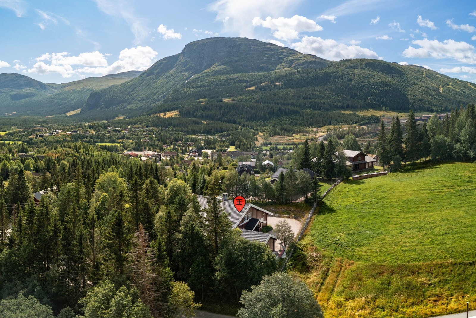 En beliggenhet som kombinerer nærhet til sentrum med natur og fjellandskap rundt eiendommen. Galleribilde