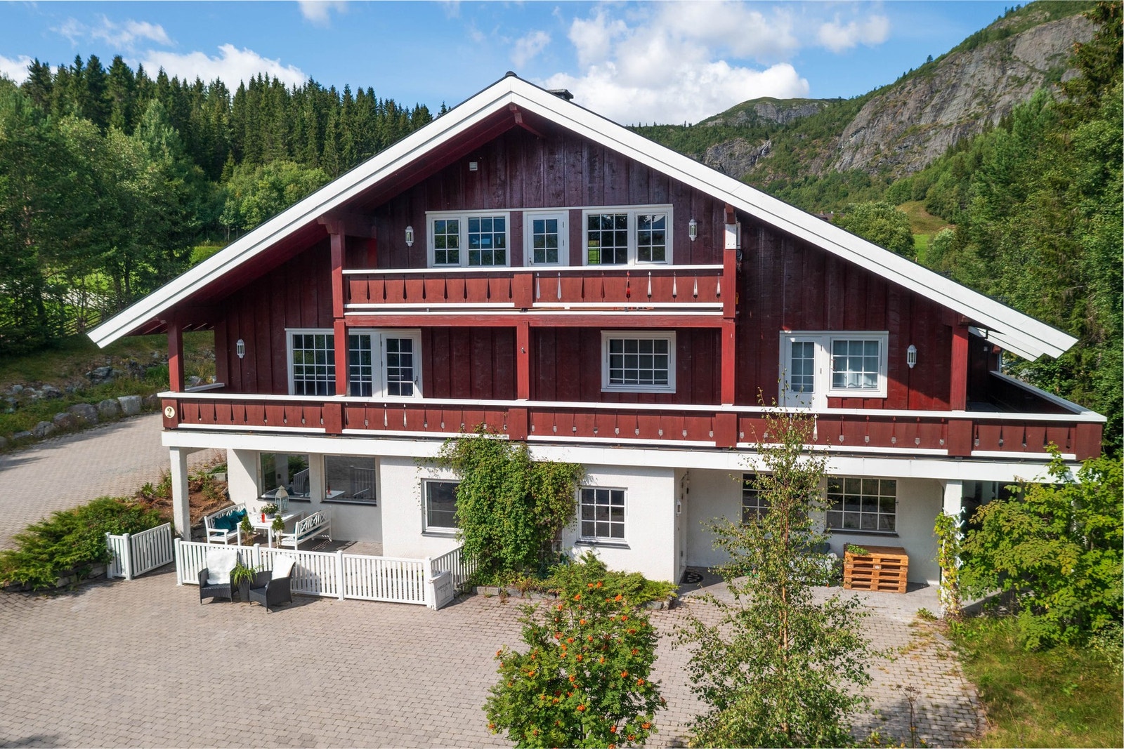 Eiendommen består av husets hovedetasje og loft. Det er 2 leiligheter i underetasjen. Galleribilde