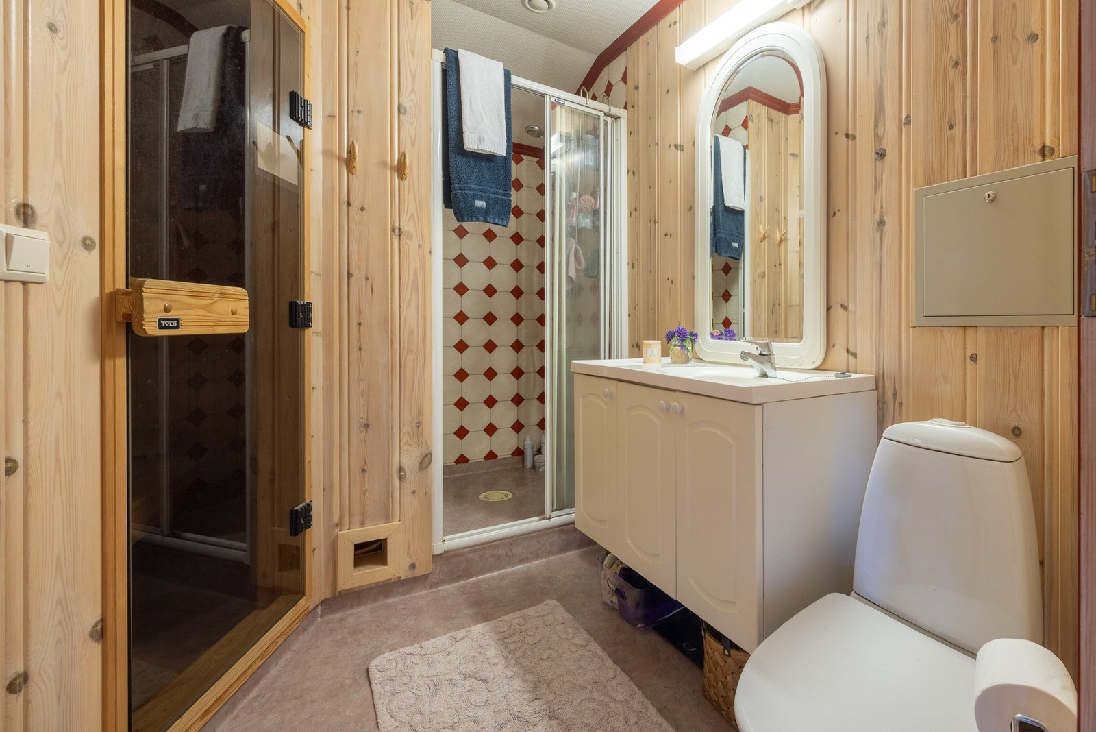 Badet i 2. etasje har servantinnredning, toalett og dusjnisje, med badstuen like ved. Galleribilde