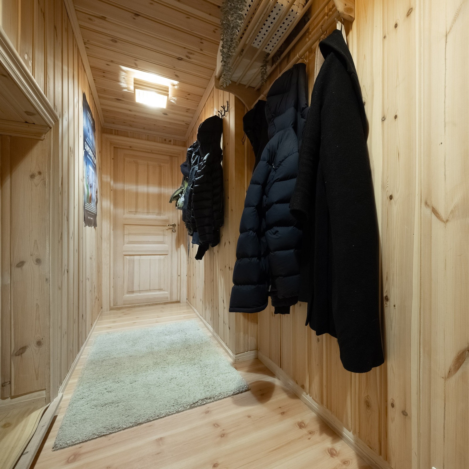 En lun gang med god plass til yttertøy og praktisk oppbevaring. Galleribilde