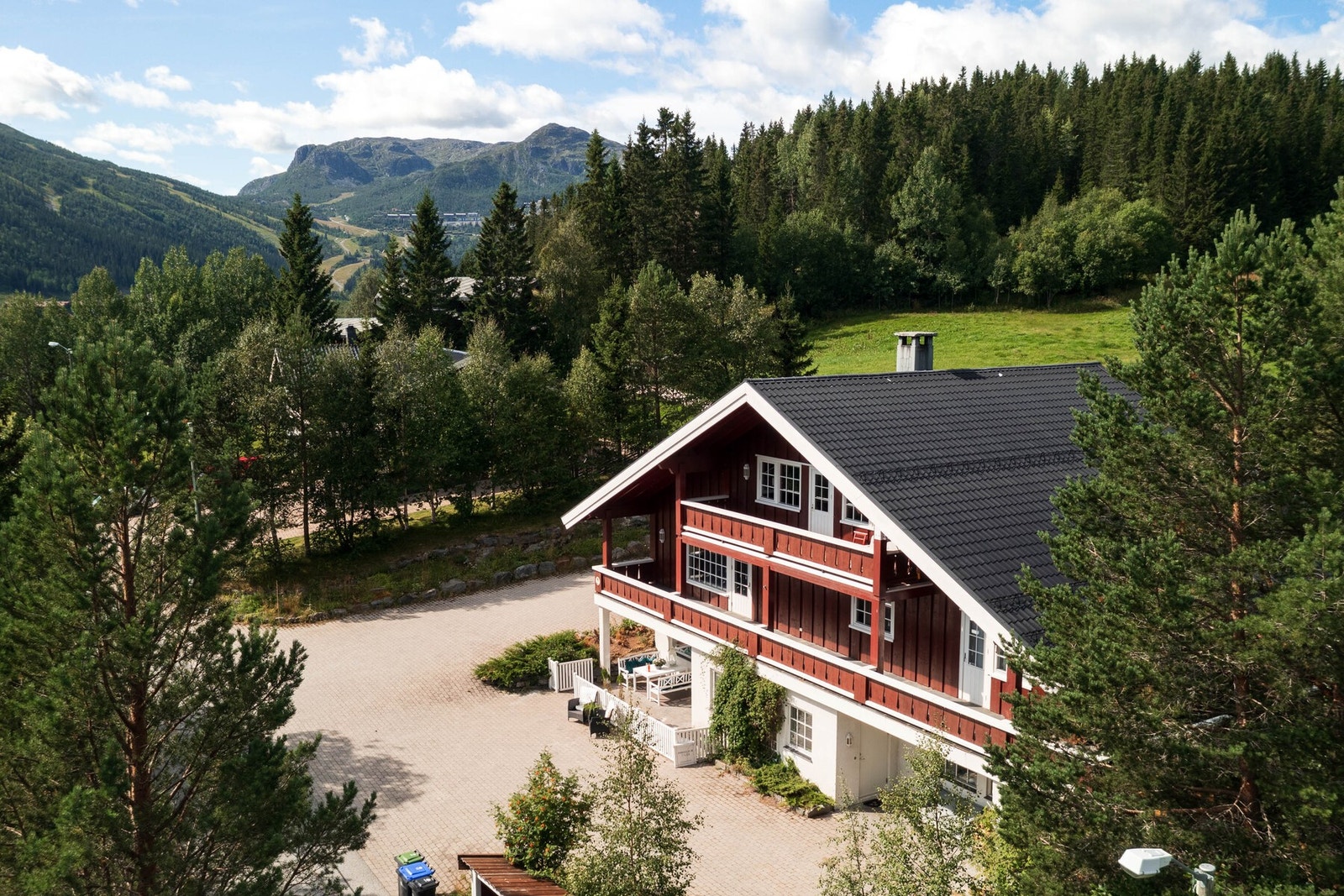Her kan sommerdagene nytes ute, med fjellutsikten som bakteppe. Galleribilde