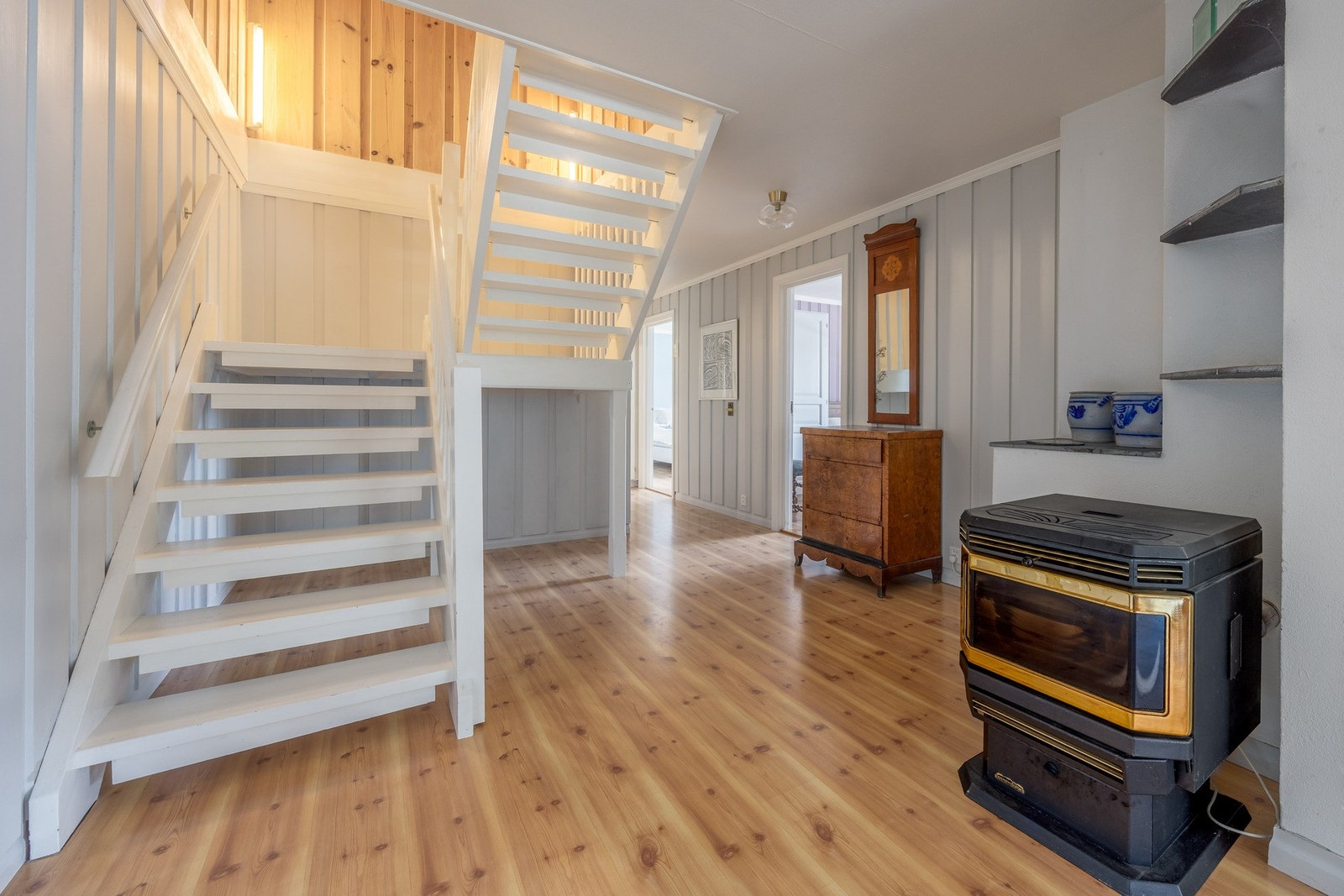 Pelletsovnen sørger for lun varme, med trappen videre opp til boligens 2. etasje. Galleribilde