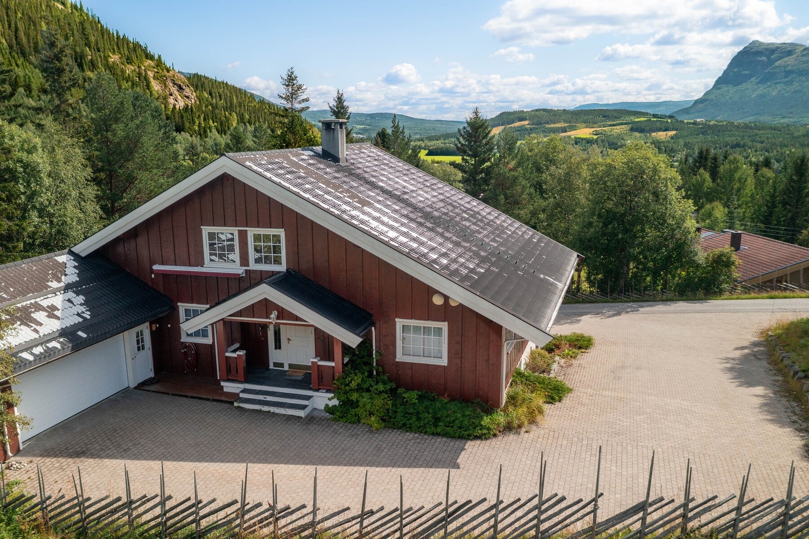 Store utearealer og åpne omgivelser gir god plass rundt boligen. Galleribilde