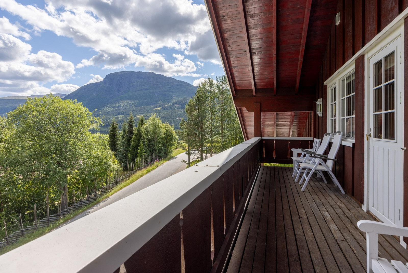 Fra balkongen åpner det seg flott utsikt mot fjellene og landskapet rundt Hemsedal. Galleribilde