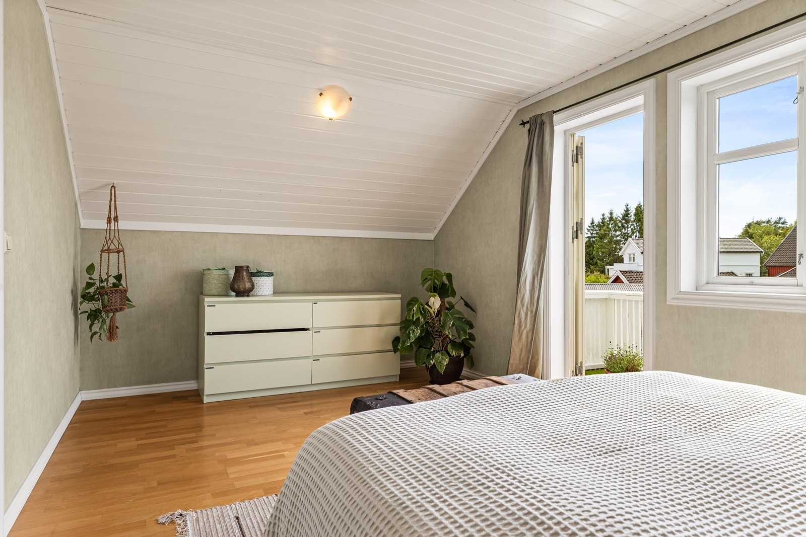 Her er det plass til både seng, kommode og annen oppbevaring. Galleribilde