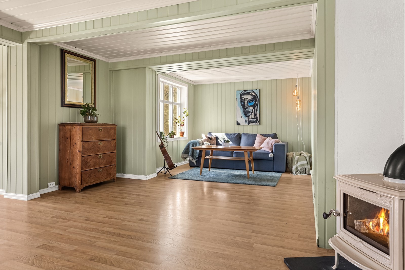 God størrelse på stuen gir stor frihet når det kommer til møblering. Galleribilde