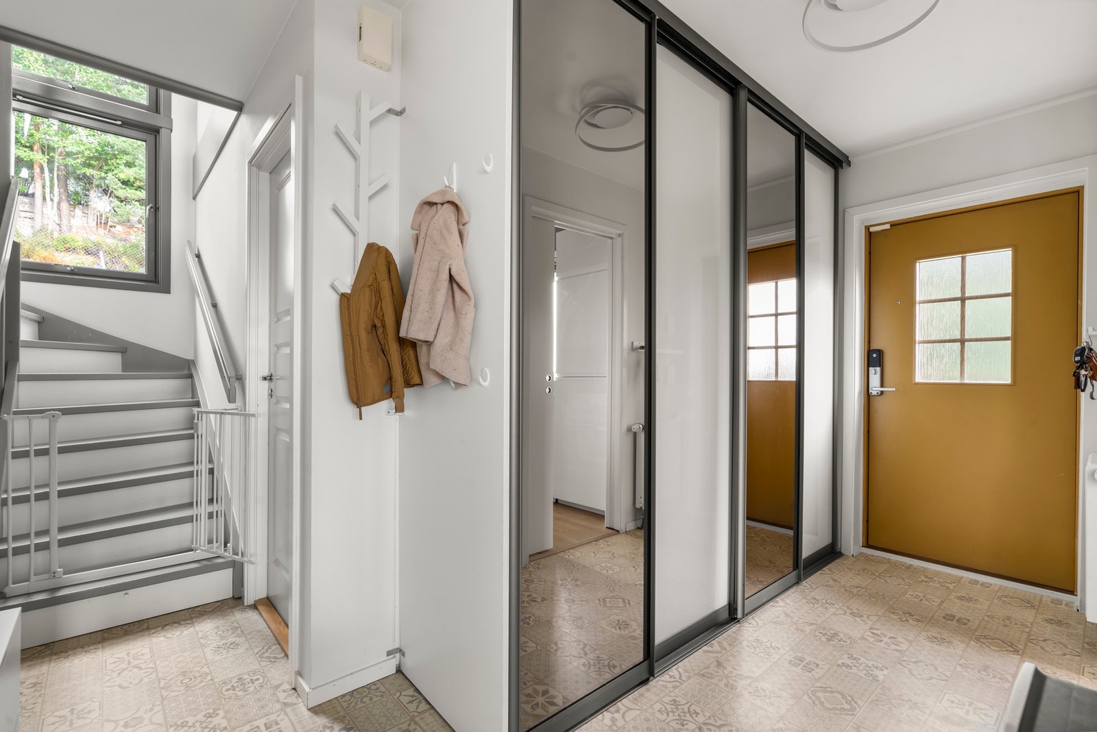Praktisk entré med speilgarderobe, knagger og direkte adkomst til trappen. Det er installert yale doorman (digital lås). Galleribilde