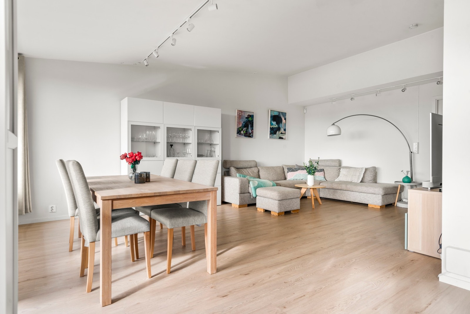 Boligens hjerte. Stuen fremstår som et stort allrom med god plass til storfamilien og gjester uten at romfølelsen settes på spill. Galleribilde
