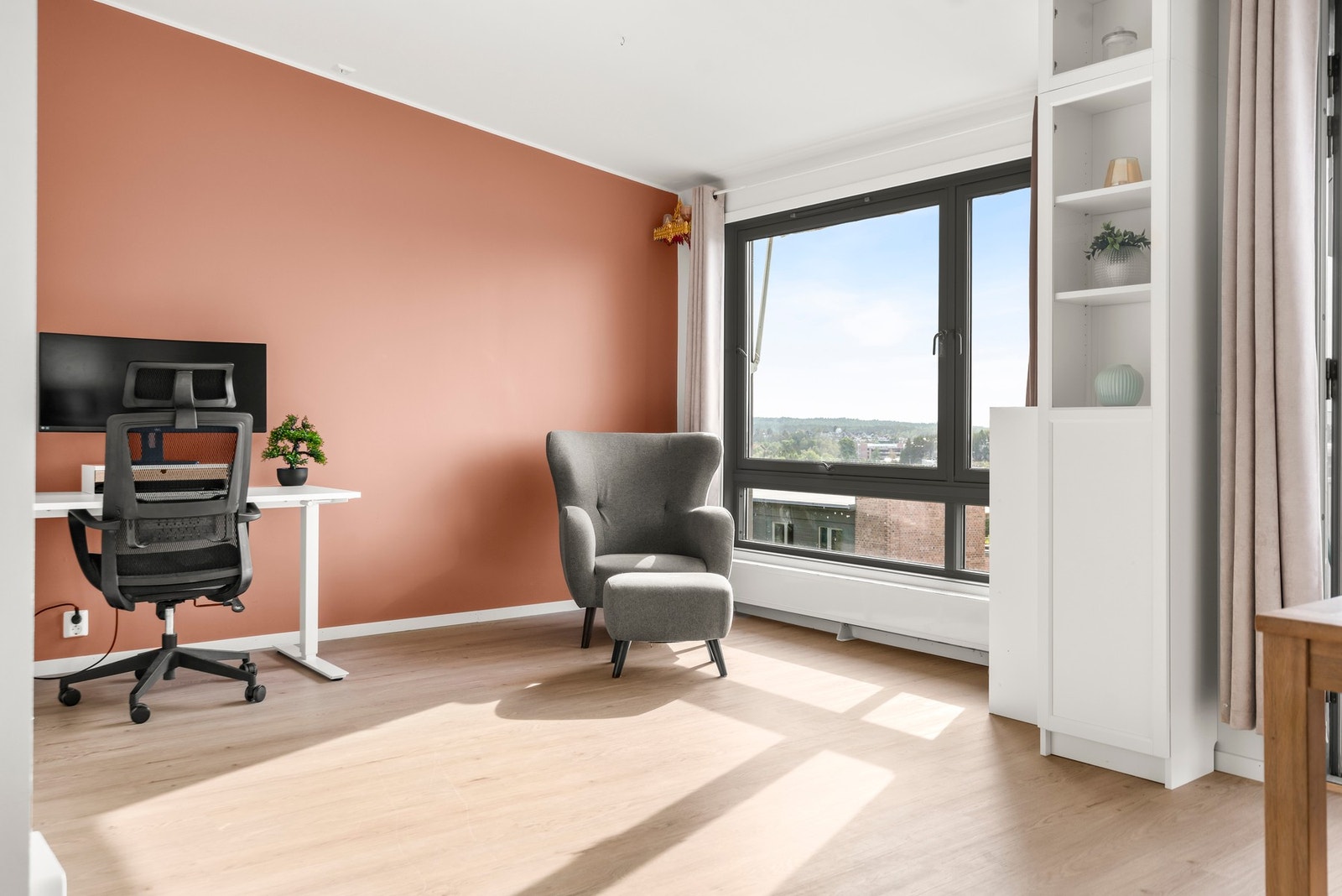 Stuen er generøs, og har flere soner. Nåværende eier har blant annet gått for en hjemmekontorløsning og praktisk lesekrok. Galleribilde