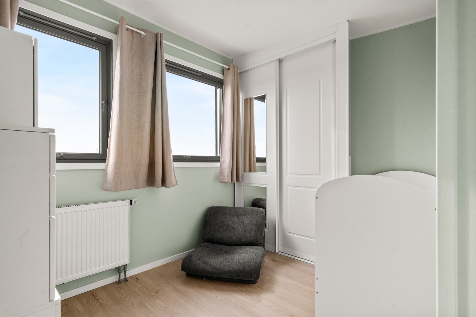 Godt med dagslys og radiator under vinduet gir jevn temperatur året rundt. Galleribilde