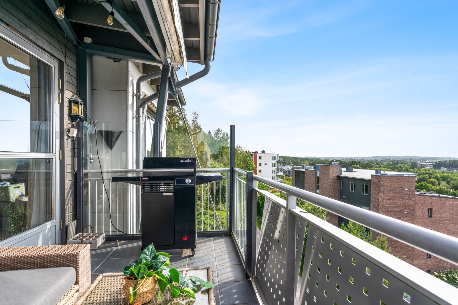 God dybde på balkongen gir plass til både grill og sittegruppe. Galleribilde