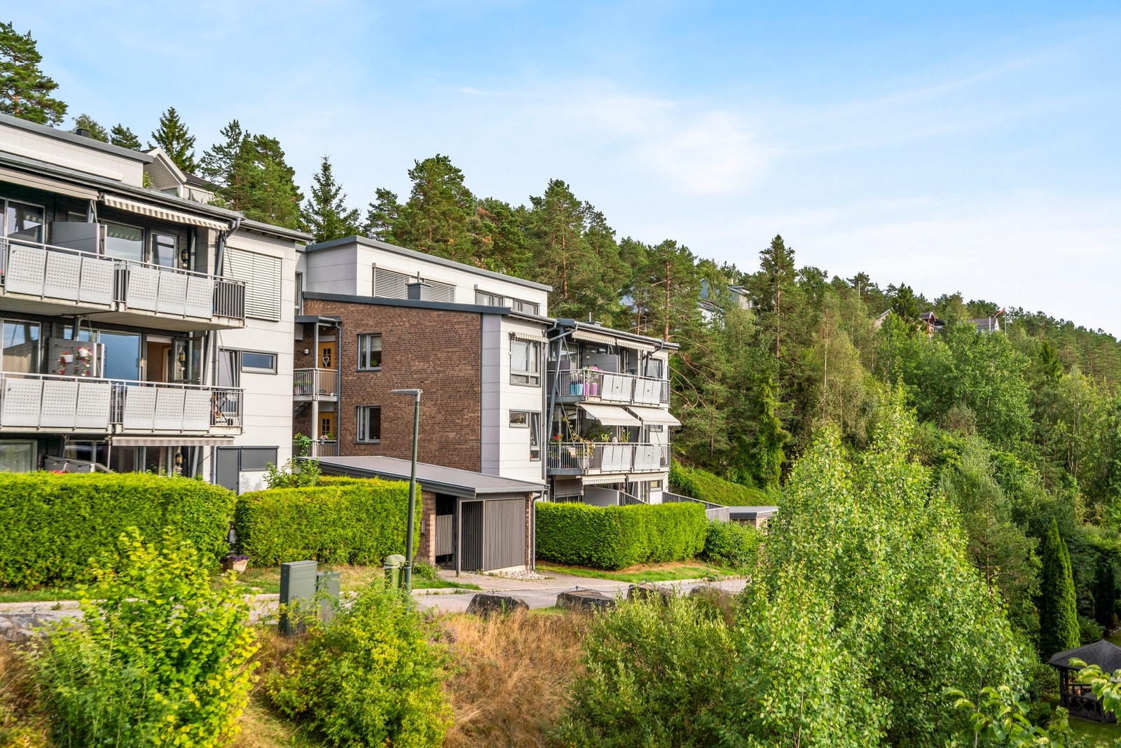 Grønne fellesarealer mellom husene, med korte avstander til turterreng. Galleribilde