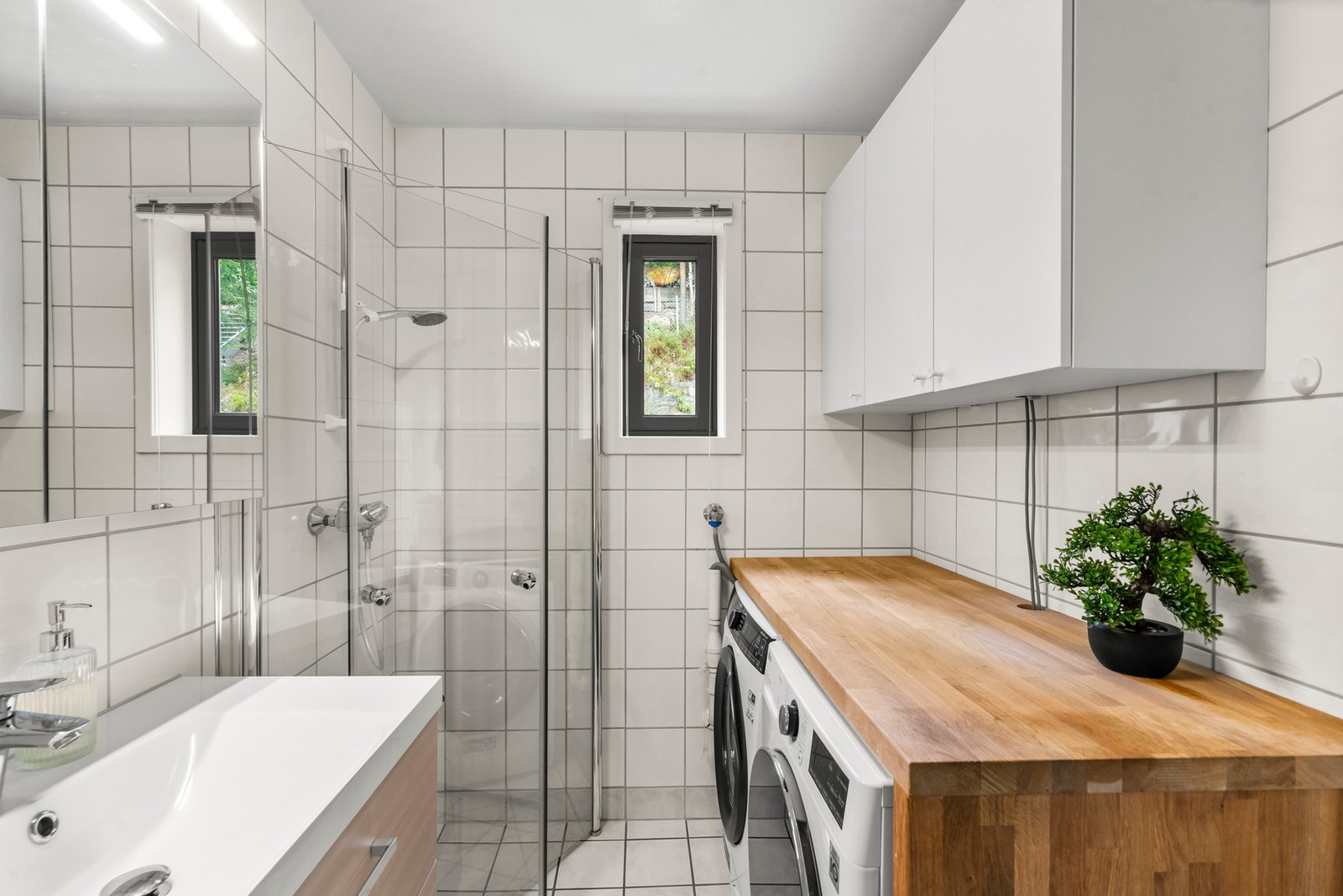 Opplegg for vaskemaskin med benkeplate over - praktisk løsning på liten plass. Galleribilde