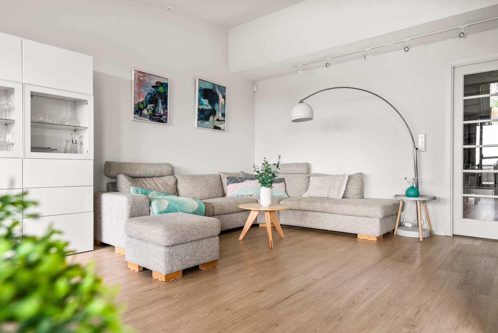 Romslig stue med god plass til stor sofagruppe - og fortsatt gulv til overs. Galleribilde