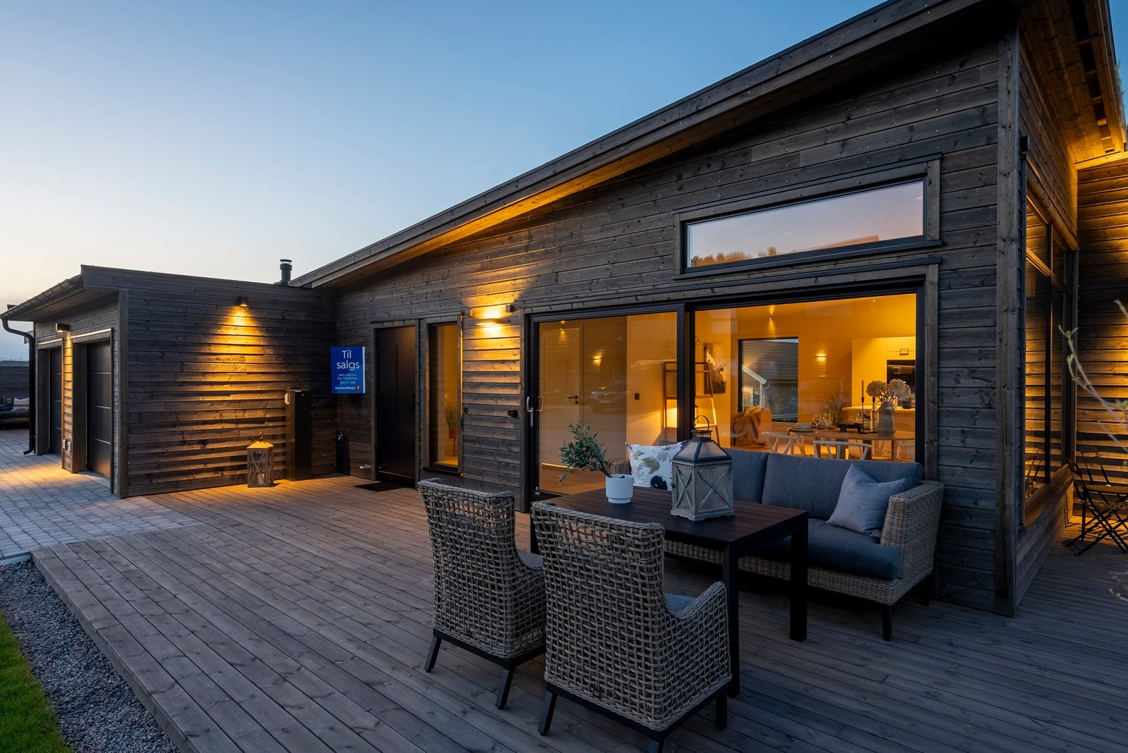 Terrassen utenfor stuen har god plass til sittegruppe og grill Galleribilde