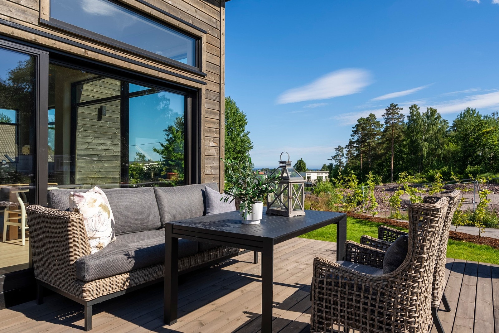 Utgang til stor terrasse - her kan man nyte lange og herlige sommerdager i idylliske omgivelser Galleribilde